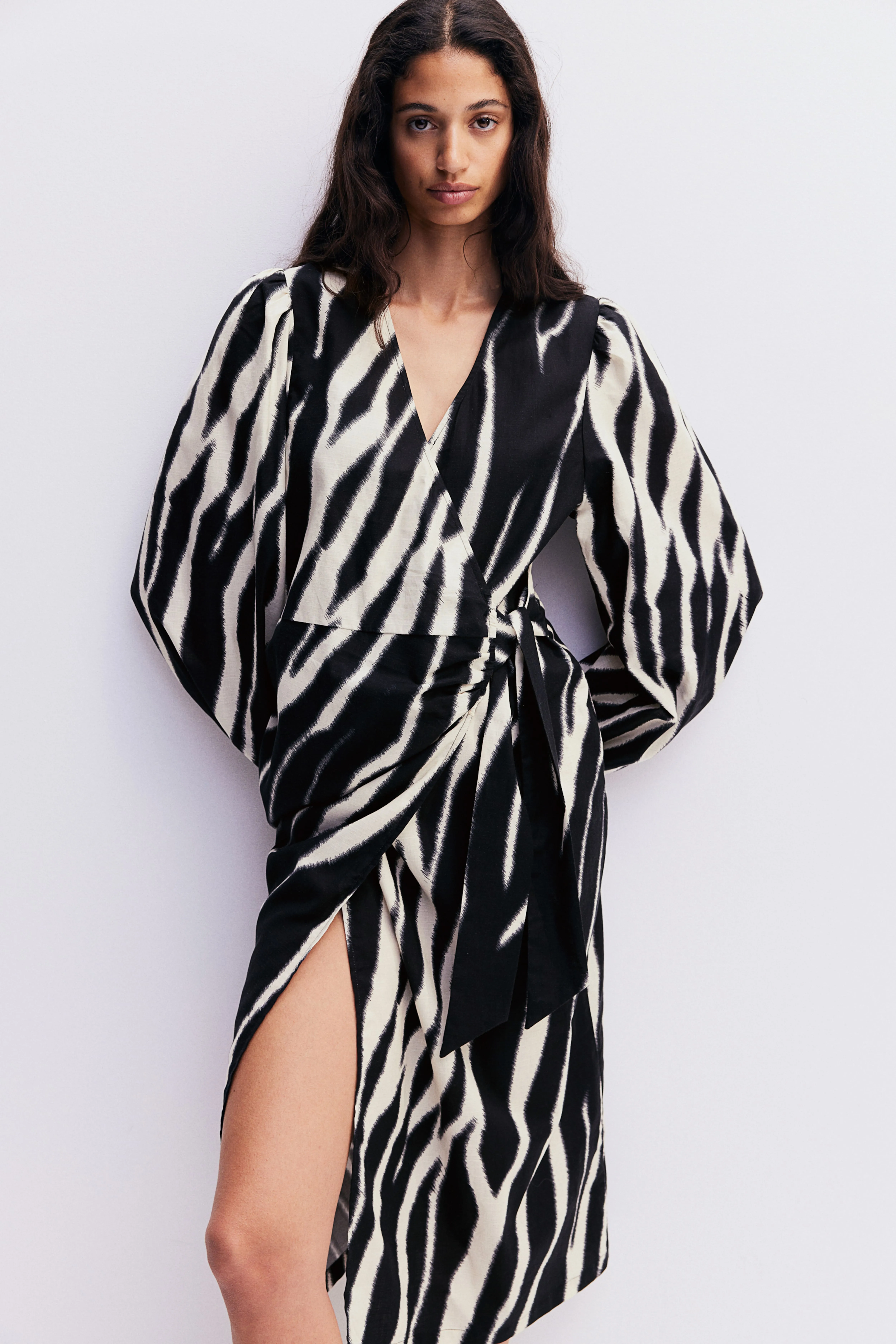 Cotton wrap dress - V-neck - Long sleeve - Black/Zebra print - Ladies | H&M GB