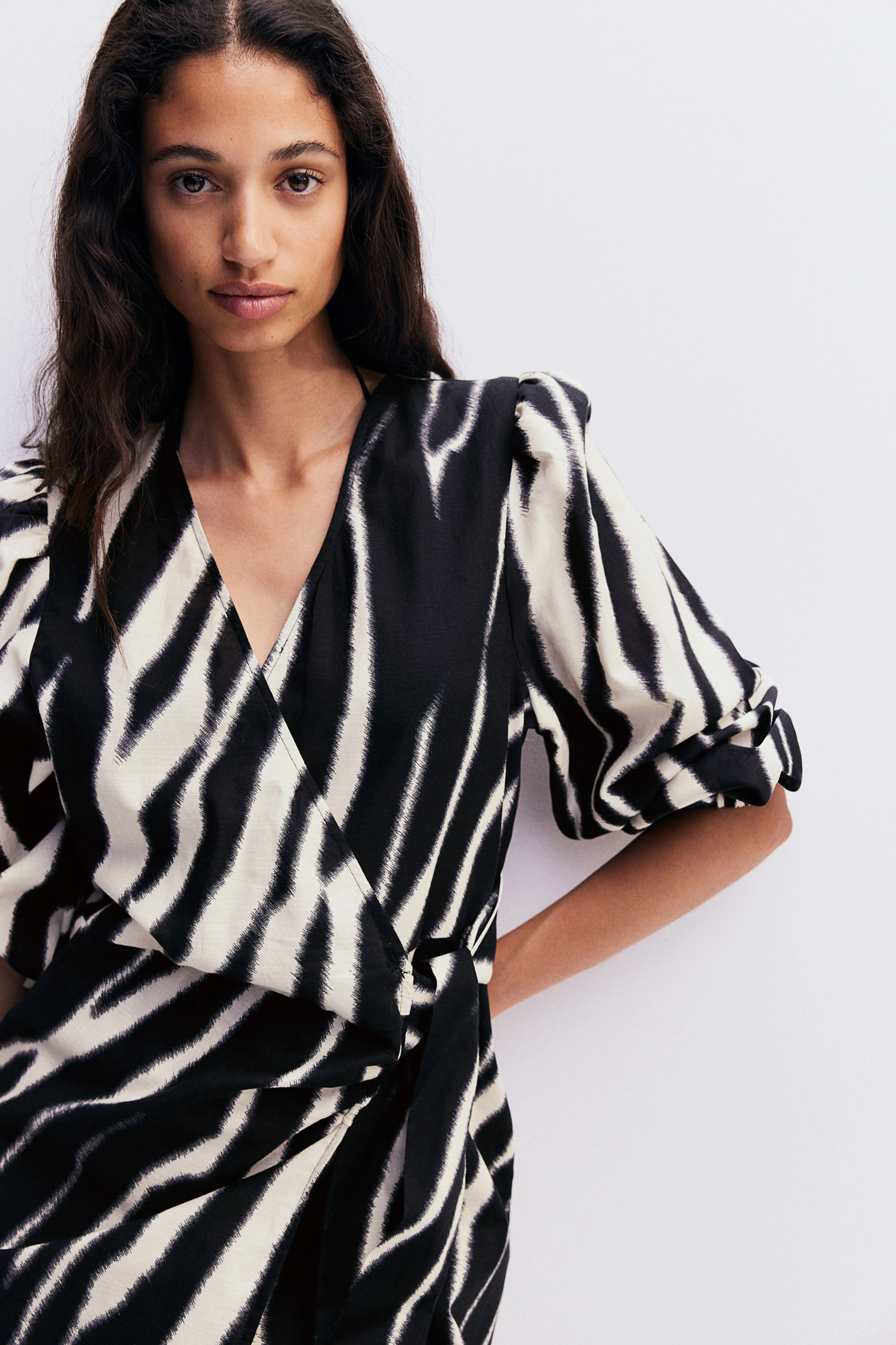 Cotton wrap dress - V-neck - Long sleeve - Black/Zebra print - Ladies | H&M GB