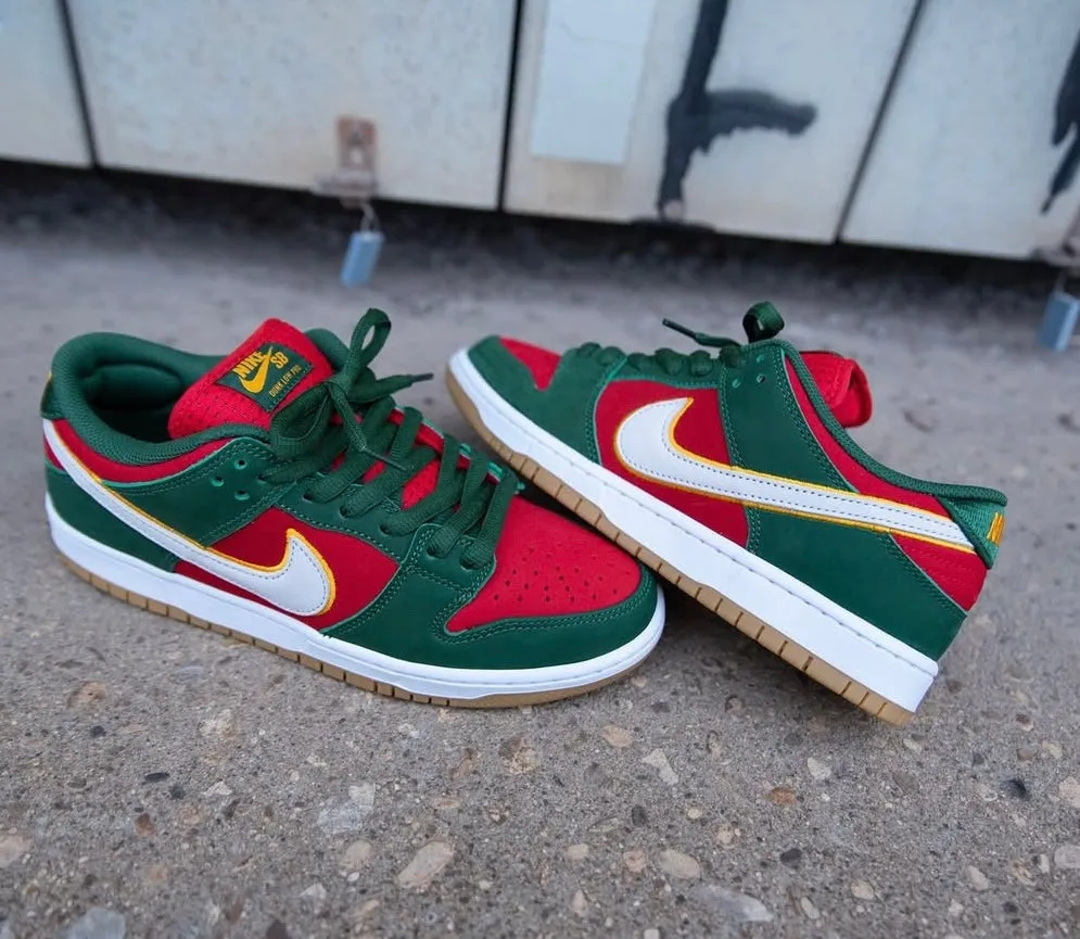 NIKE DUNK LOW CHRISTMAS